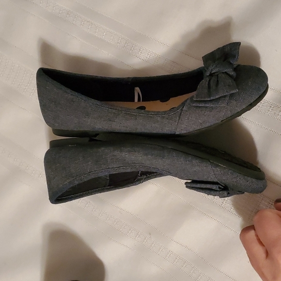 Childrens place size 4 canvas denim slip ins rubber sole - Picture 3 of 6